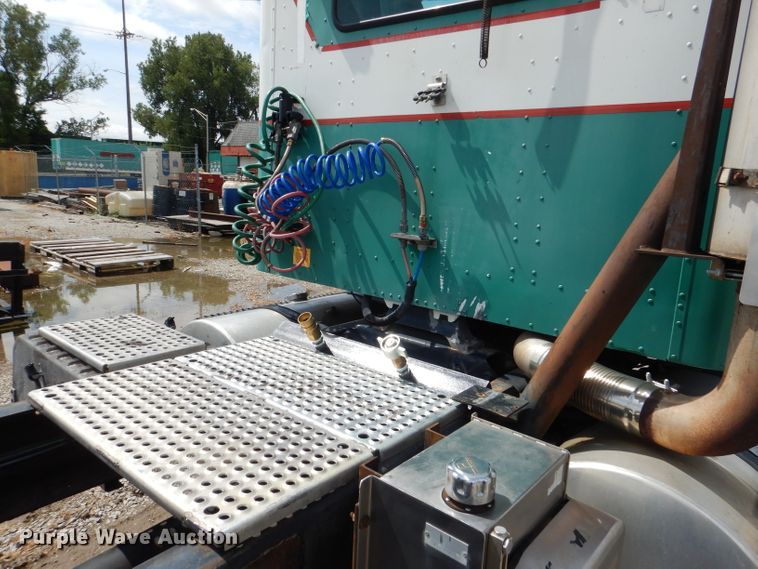 image for item DM1334 1999 International 9100  semi truck