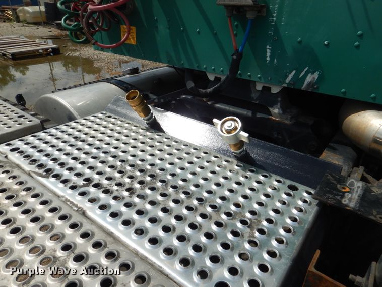 image for item DM1334 1999 International 9100  semi truck