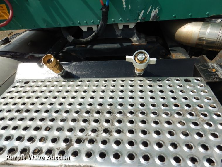 image for item DM1334 1999 International 9100  semi truck