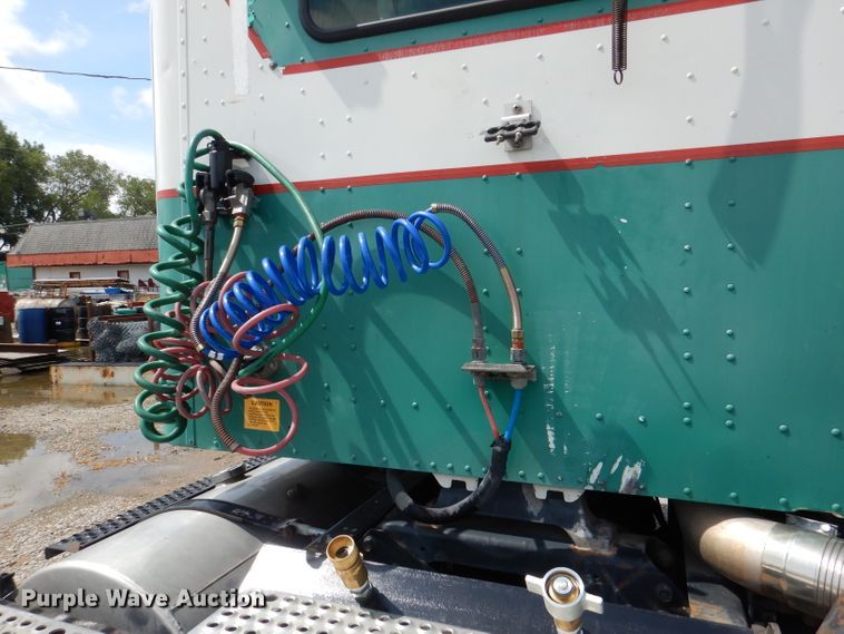 image for item DM1334 1999 International 9100  semi truck