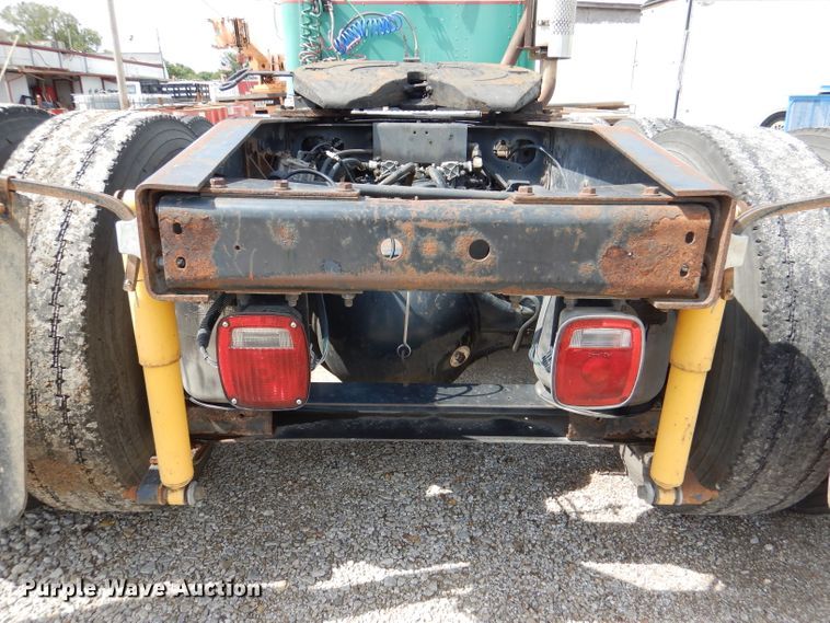 image for item DM1334 1999 International 9100  semi truck