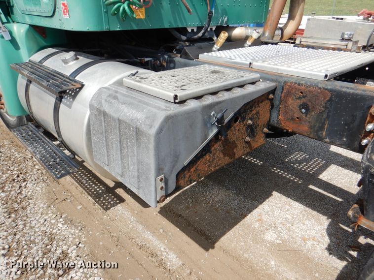 image for item DM1334 1999 International 9100  semi truck