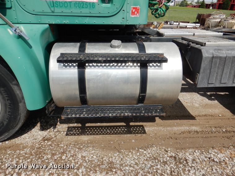 image for item DM1334 1999 International 9100  semi truck