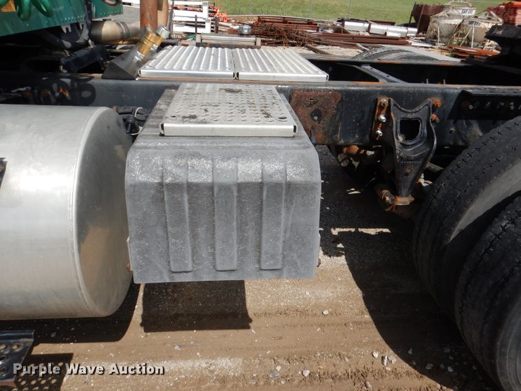 image for item DM1334 1999 International 9100  semi truck