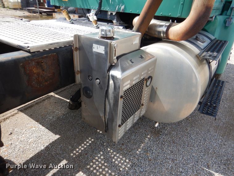 image for item DM1334 1999 International 9100  semi truck