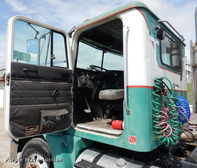 image for item DM1334 1999 International 9100  semi truck