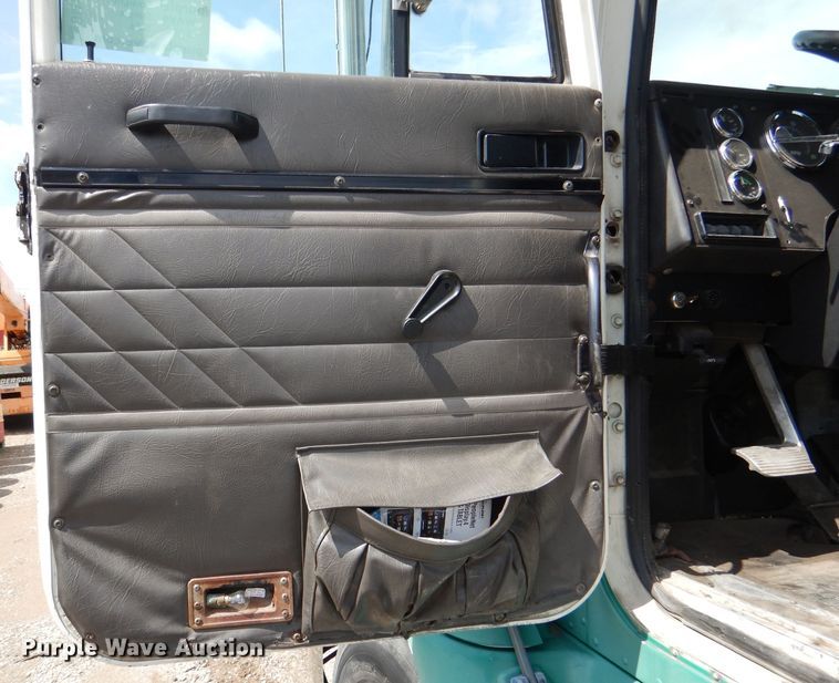 image for item DM1334 1999 International 9100  semi truck