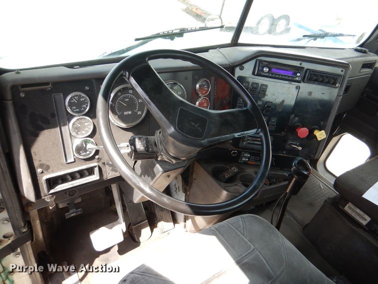 image for item DM1334 1999 International 9100  semi truck