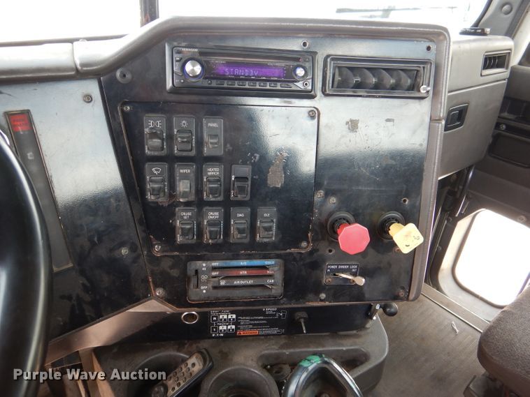 image for item DM1334 1999 International 9100  semi truck