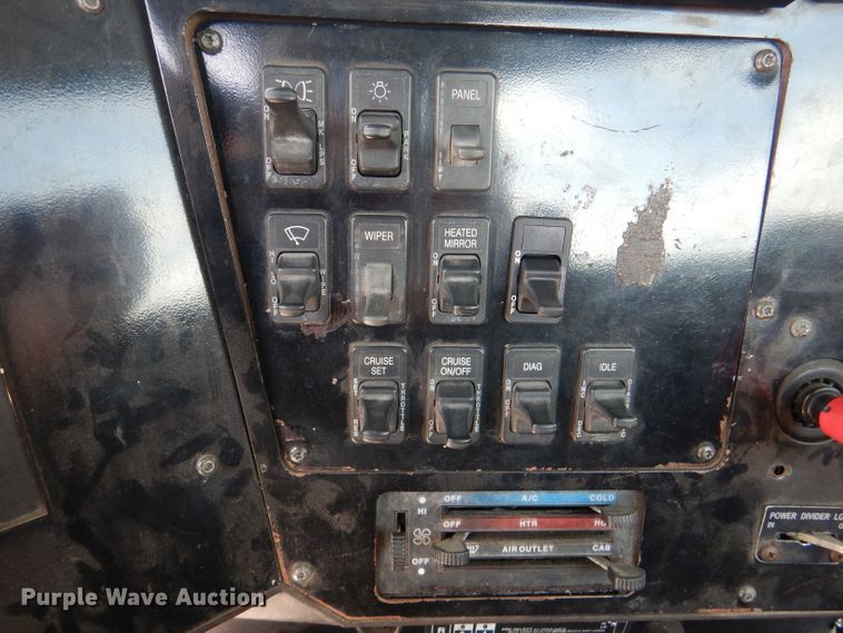 image for item DM1334 1999 International 9100  semi truck