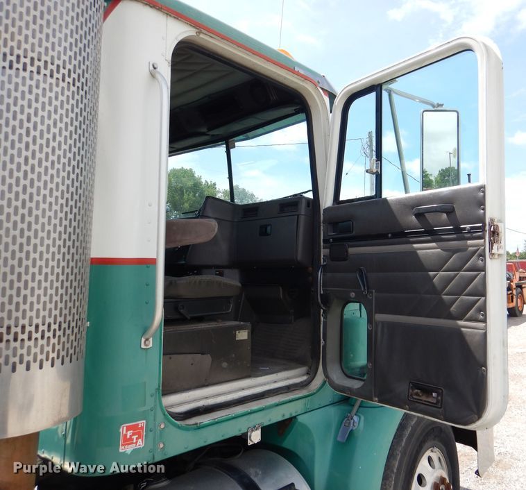 image for item DM1334 1999 International 9100  semi truck