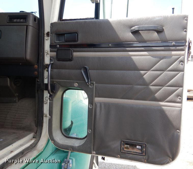 image for item DM1334 1999 International 9100  semi truck