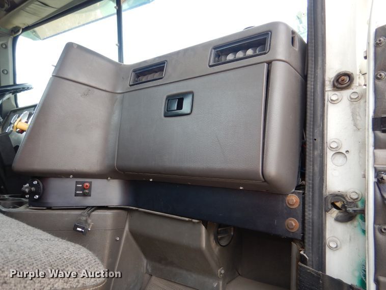 image for item DM1334 1999 International 9100  semi truck