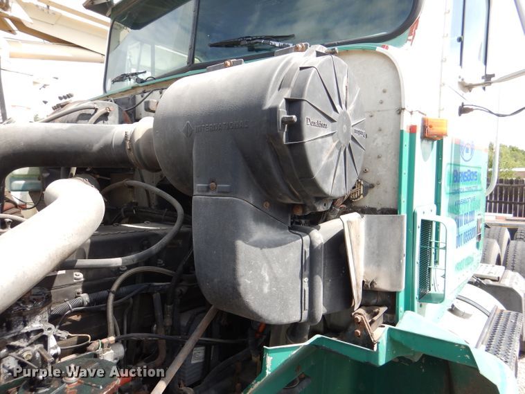 image for item DM1334 1999 International 9100  semi truck