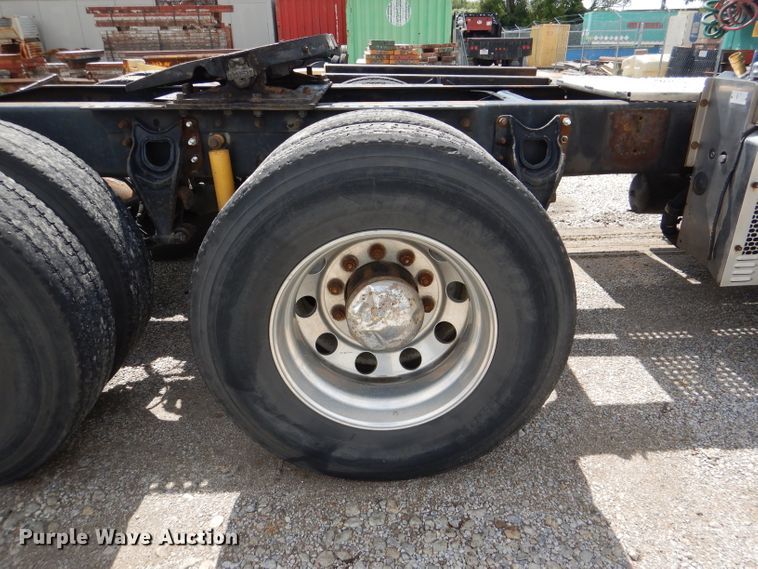 image for item DM1334 1999 International 9100  semi truck