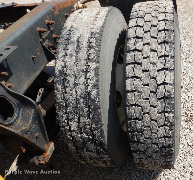 image for item DM1334 1999 International 9100  semi truck