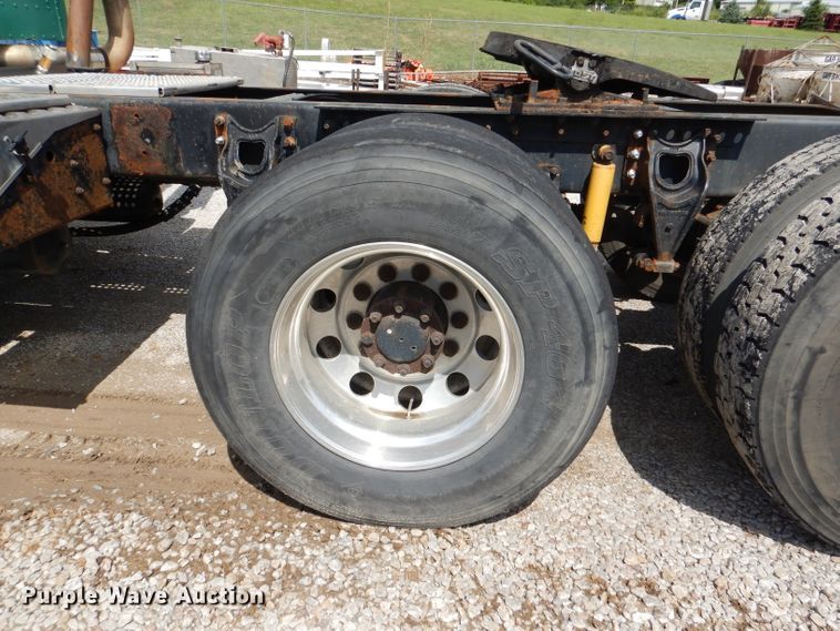 image for item DM1334 1999 International 9100  semi truck