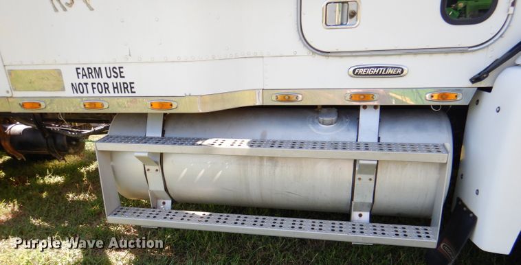 image for item DM1421 1999 Freightliner FLD120  semi truck