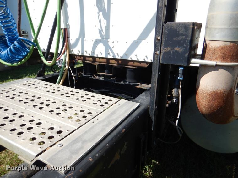 image for item DM1421 1999 Freightliner FLD120  semi truck