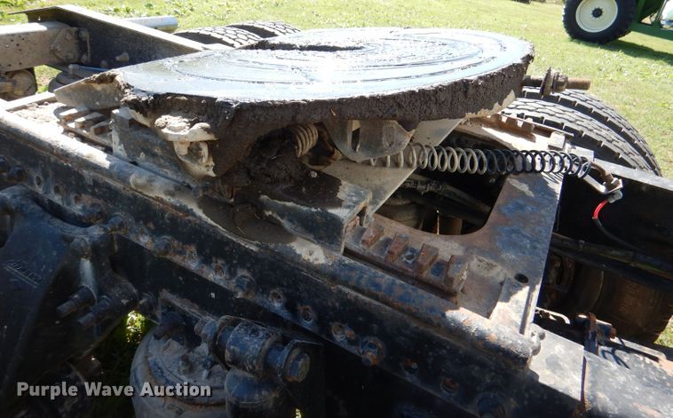 image for item DM1421 1999 Freightliner FLD120  semi truck