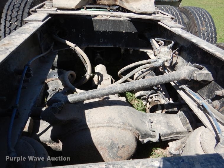 image for item DM1421 1999 Freightliner FLD120  semi truck