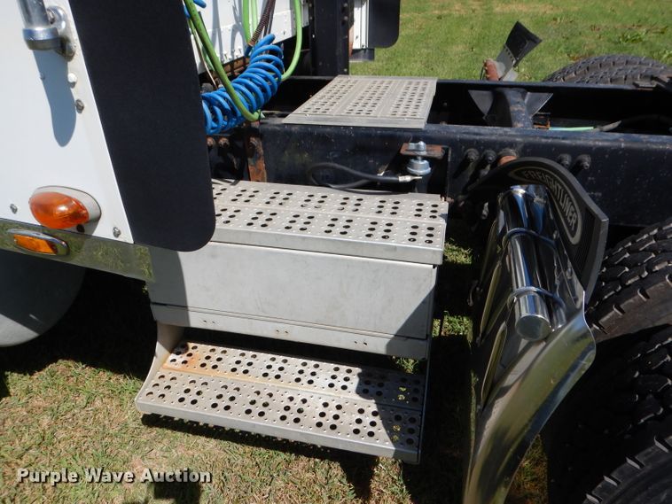 image for item DM1421 1999 Freightliner FLD120  semi truck