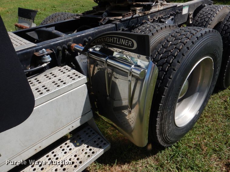 image for item DM1421 1999 Freightliner FLD120  semi truck