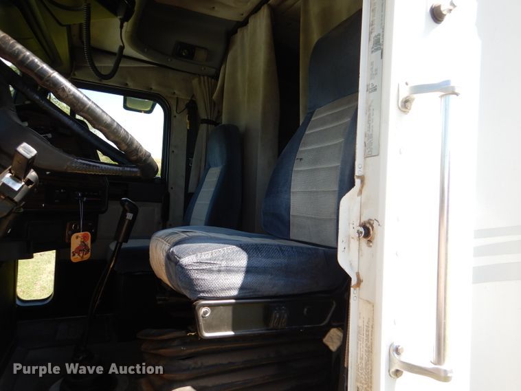 image for item DM1421 1999 Freightliner FLD120  semi truck