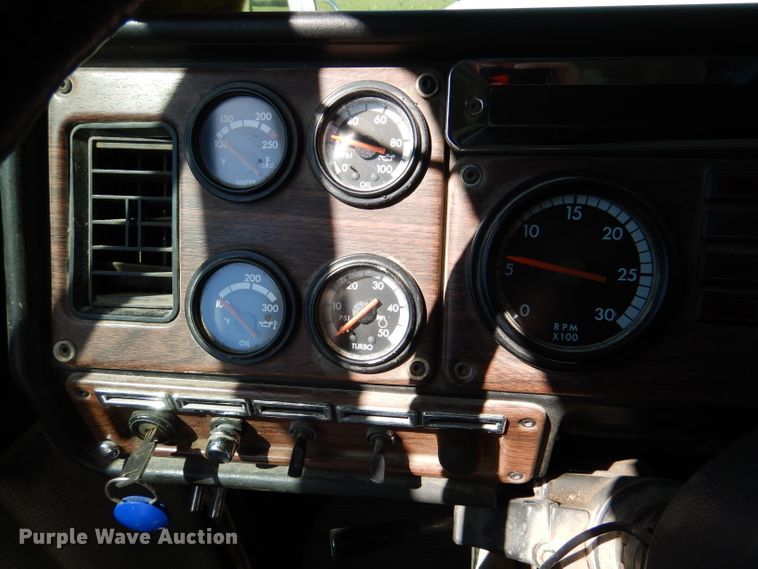 image for item DM1421 1999 Freightliner FLD120  semi truck