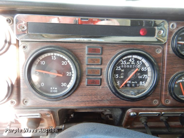 image for item DM1421 1999 Freightliner FLD120  semi truck