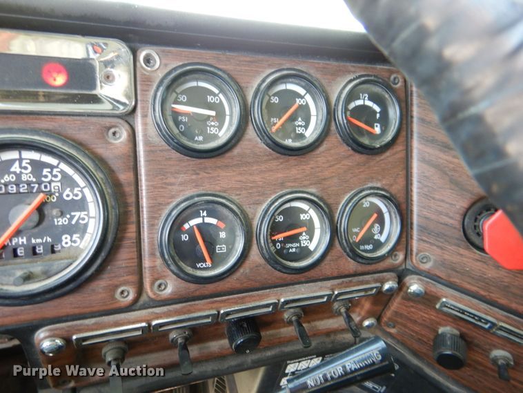 image for item DM1421 1999 Freightliner FLD120  semi truck