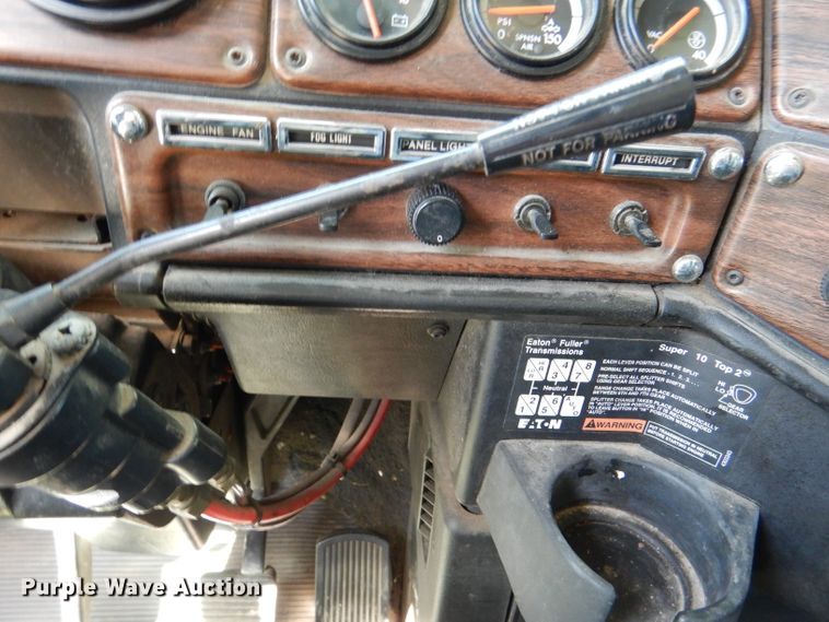 image for item DM1421 1999 Freightliner FLD120  semi truck