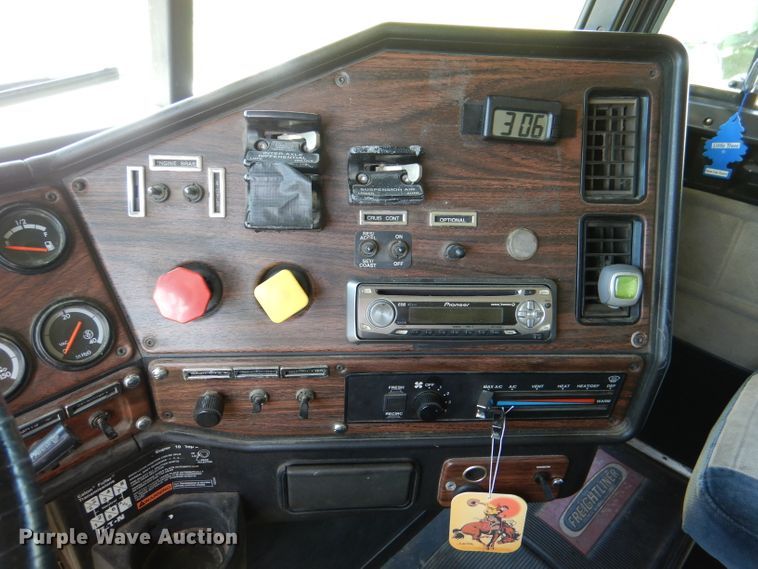 image for item DM1421 1999 Freightliner FLD120  semi truck