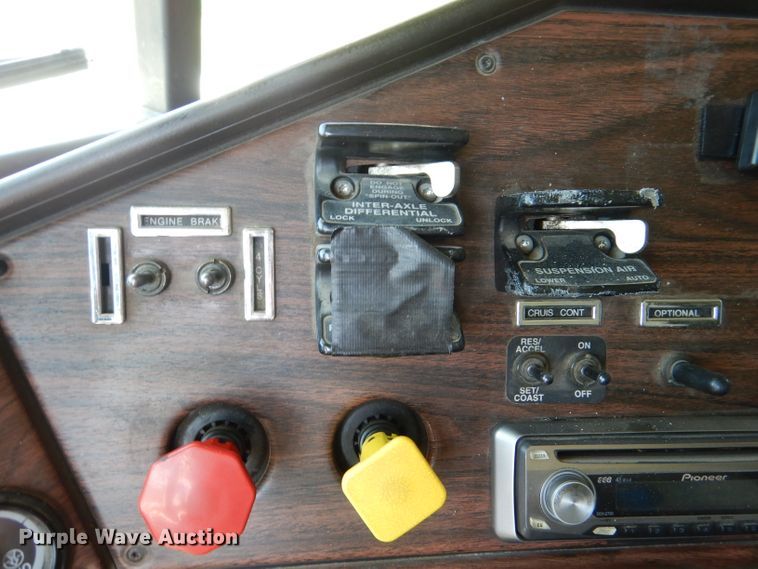 image for item DM1421 1999 Freightliner FLD120  semi truck