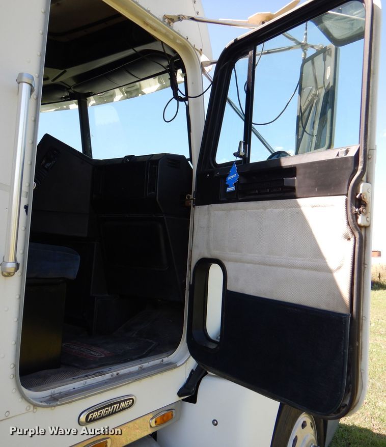 image for item DM1421 1999 Freightliner FLD120  semi truck