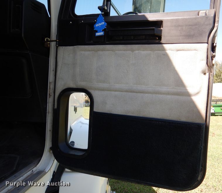 image for item DM1421 1999 Freightliner FLD120  semi truck