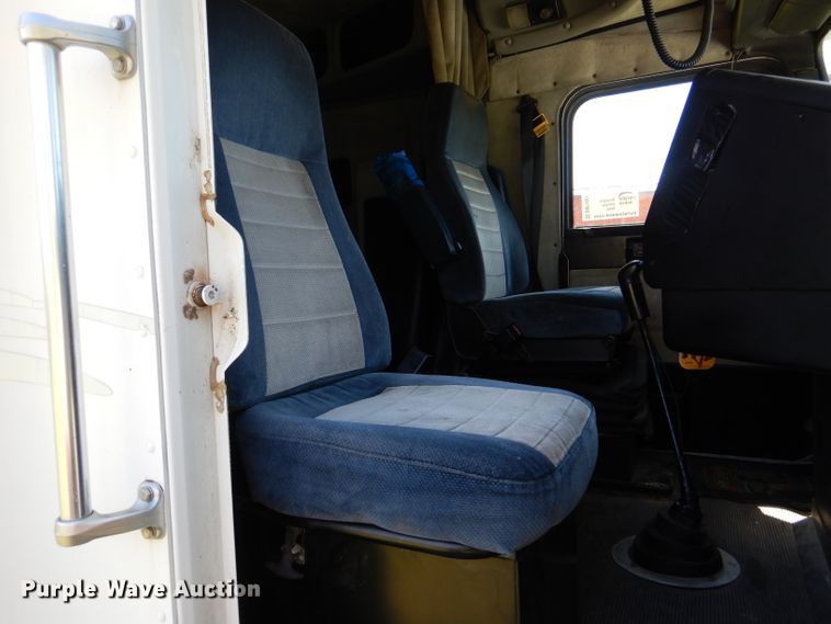 image for item DM1421 1999 Freightliner FLD120  semi truck