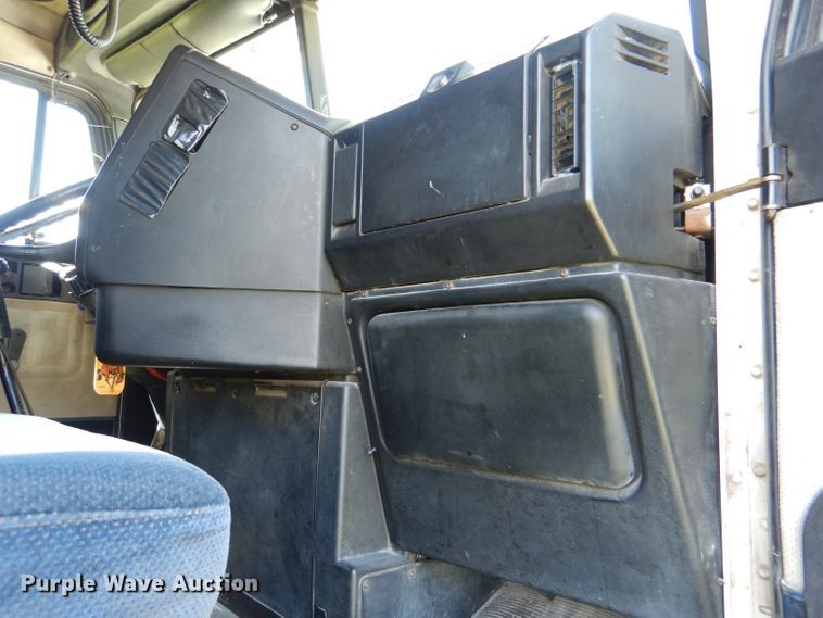 image for item DM1421 1999 Freightliner FLD120  semi truck