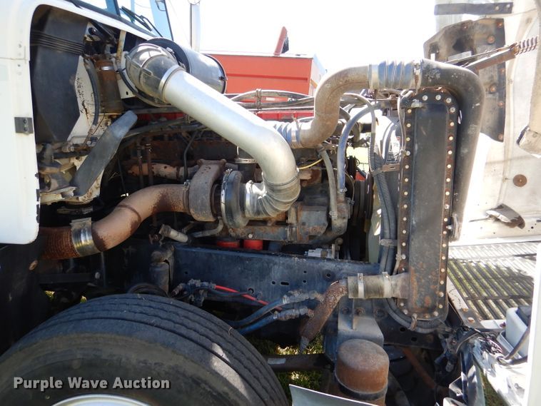 image for item DM1421 1999 Freightliner FLD120  semi truck