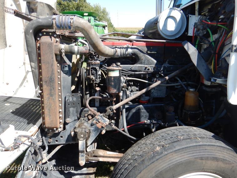 image for item DM1421 1999 Freightliner FLD120  semi truck