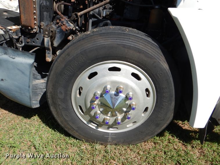 image for item DM1421 1999 Freightliner FLD120  semi truck