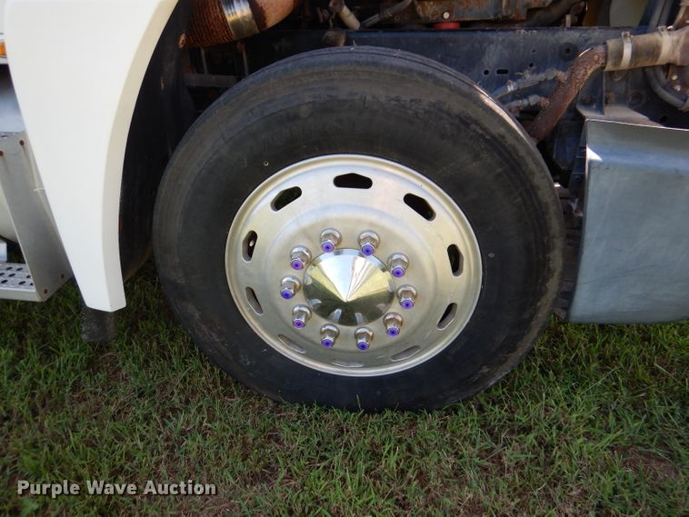 image for item DM1421 1999 Freightliner FLD120  semi truck