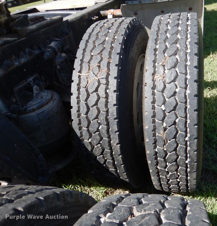 image for item DM1421 1999 Freightliner FLD120  semi truck