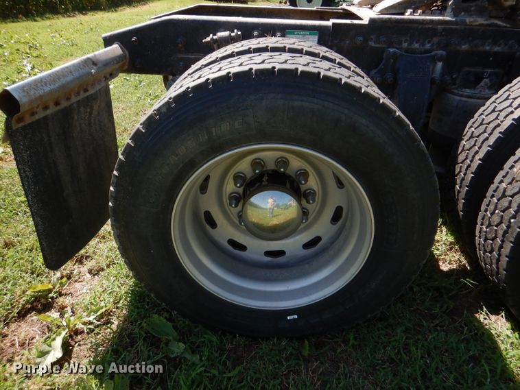 image for item DM1421 1999 Freightliner FLD120  semi truck