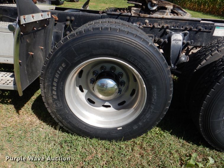 image for item DM1421 1999 Freightliner FLD120  semi truck