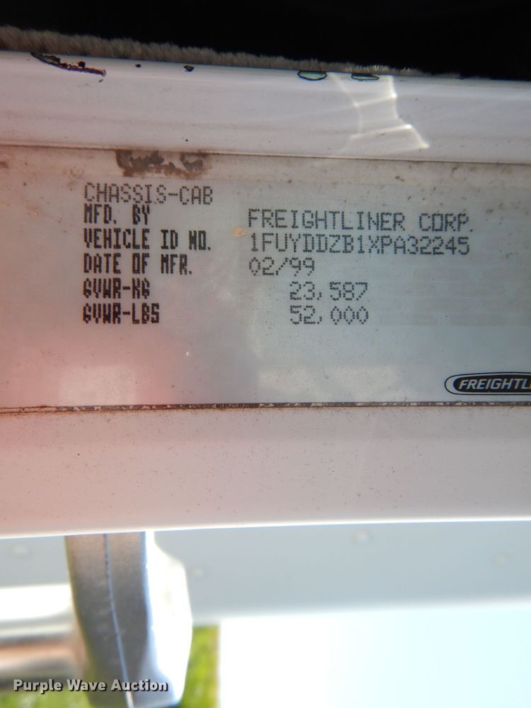 image for item DM1421 1999 Freightliner FLD120  semi truck