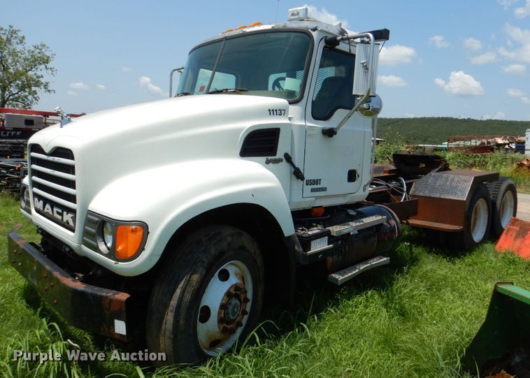 image for item DM3876 2005 Mack CV  semi truck