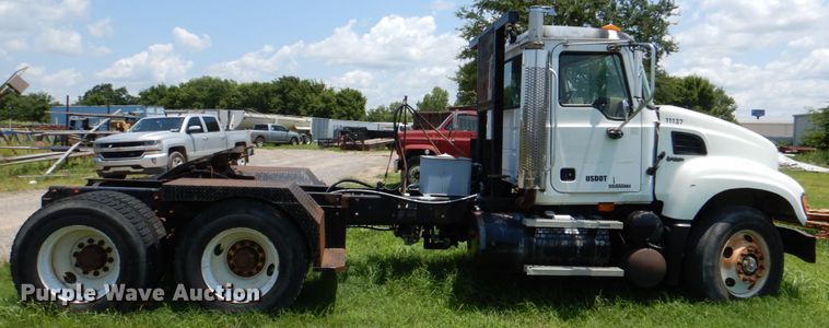 image for item DM3876 2005 Mack CV  semi truck