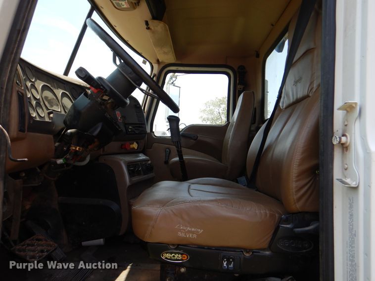 image for item DM3876 2005 Mack CV  semi truck