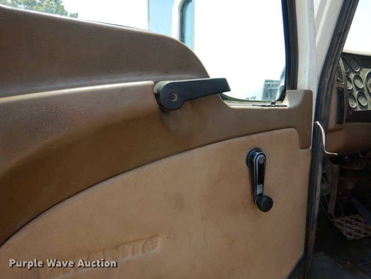 image for item DM3876 2005 Mack CV  semi truck